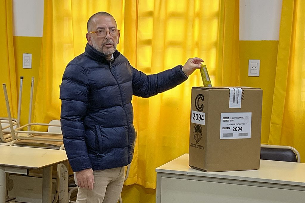 Juan Scavino, candidato a concejal, votó en la Escuela N°1359 J.B. Languier | Crédito: RADIO RAFAELA