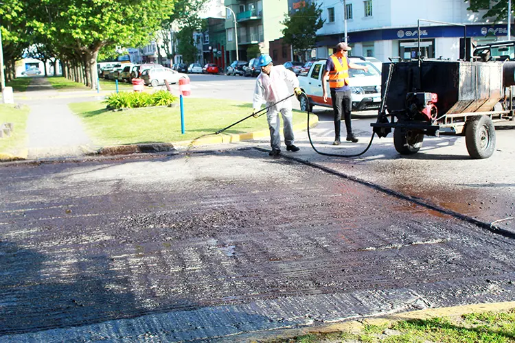 Avanzan las obras de asfalto y bacheo en calles y avenidas