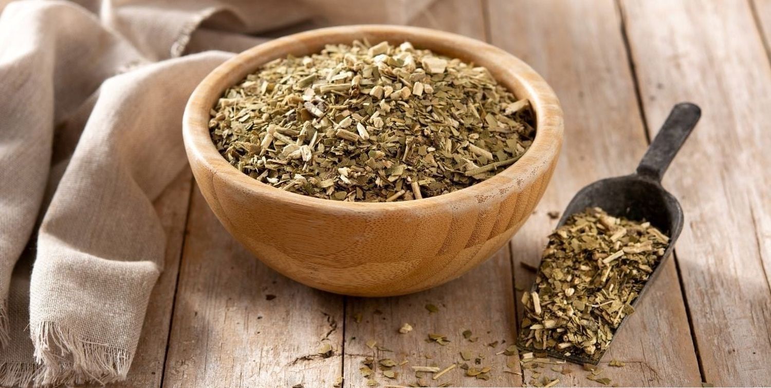 La cadena productiva de la yerba mate incluye varios eslabones, desde los productores que cultivan y cosechan la yerba, hasta los molinos y empresas que la procesan y comercializan.