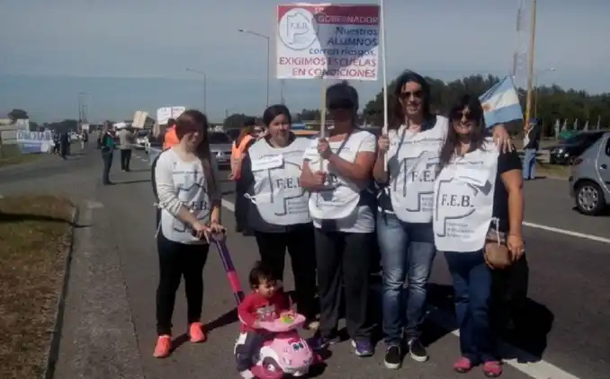 Docentes de Feb protestaron en las rutas