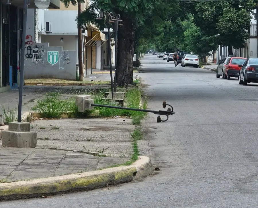 Vándalos tumbaron las farolas