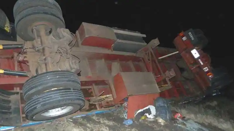 Tres camiones chocaron y un conductor resultó gravemente herido