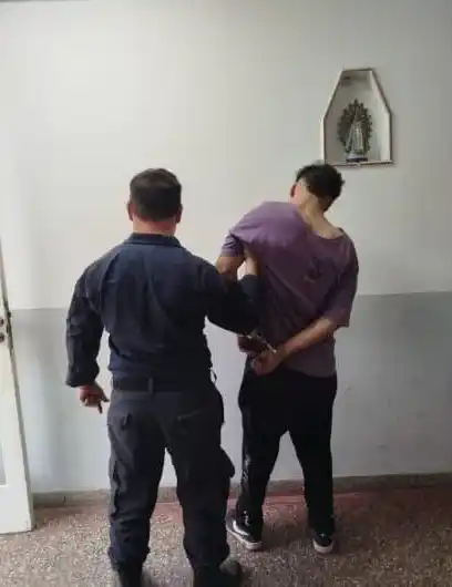 El detenido quedó a disposición de la UFI N° 12, imputado por robo, atentado y resistencia a la autoridad.