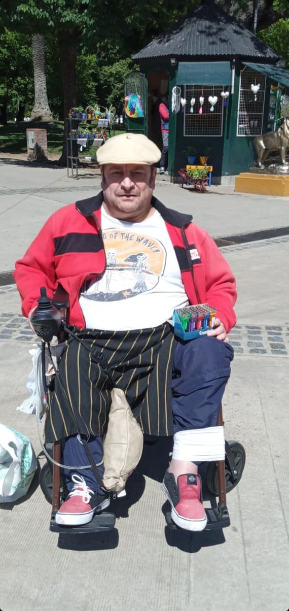 Vendedor callejero necesita ayuda para pagar el geriátrico