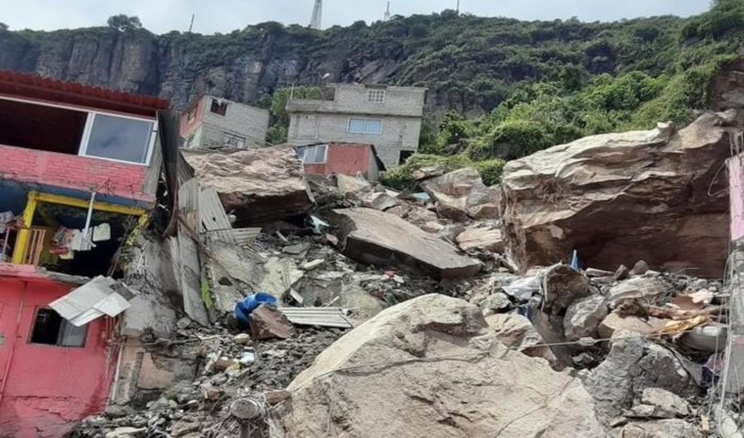 ¡NUEVO SUSTO EN MÉXICO! Derrumbe deja un muerto y varios heridos