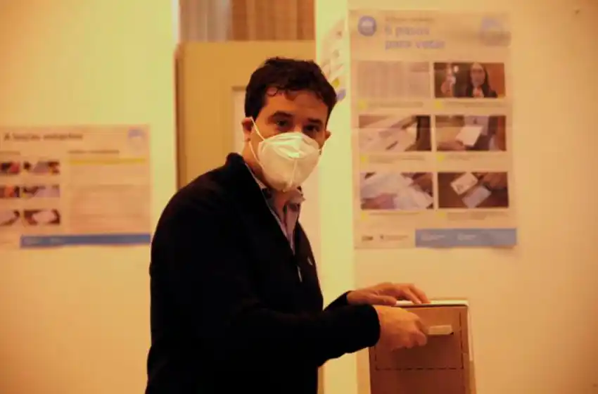 Votó Maximiliano Abad: “Yo creo en la democracia”