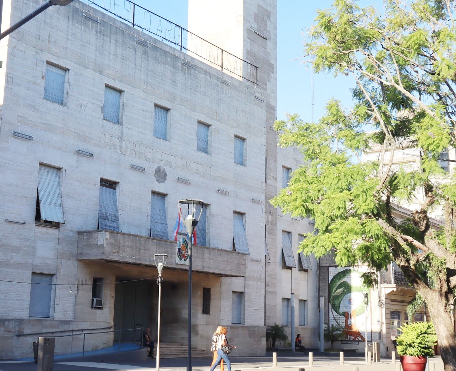 Azcué anunció una recomposición salarial para los empleados y congeló los sueldos de la planta política