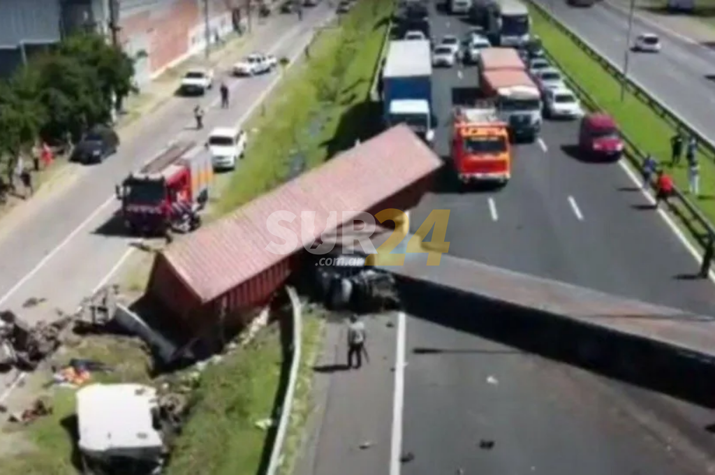 Volcó camión que transportaba cervezas y fue saqueado en minutos