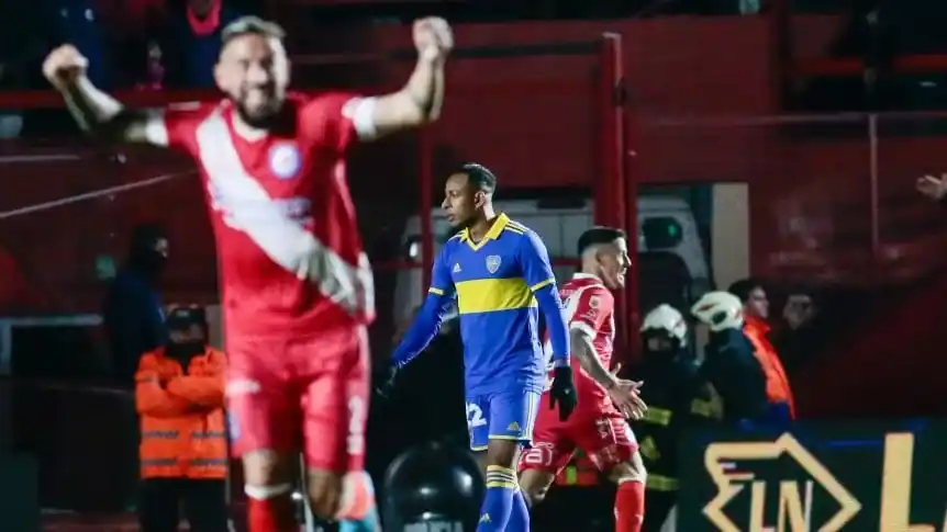 Argentinos Juniors le ganó a Boca y se subió a lo más alto