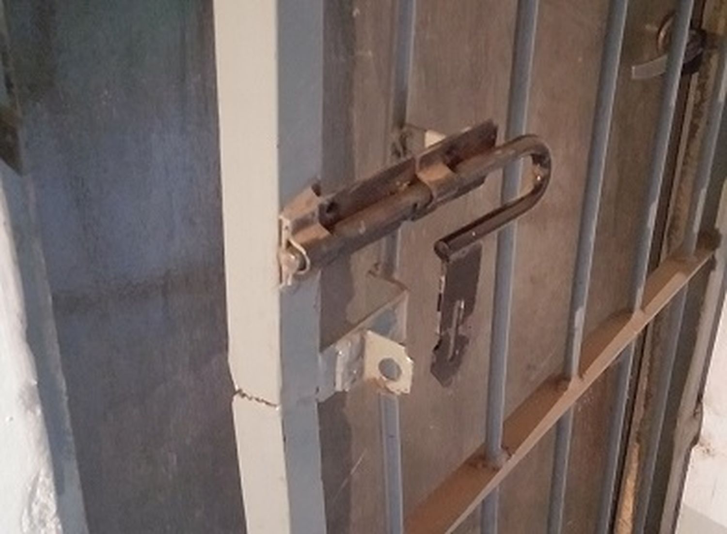 Robaron y produjeron destrozos en casa de un locutor de la ciudad