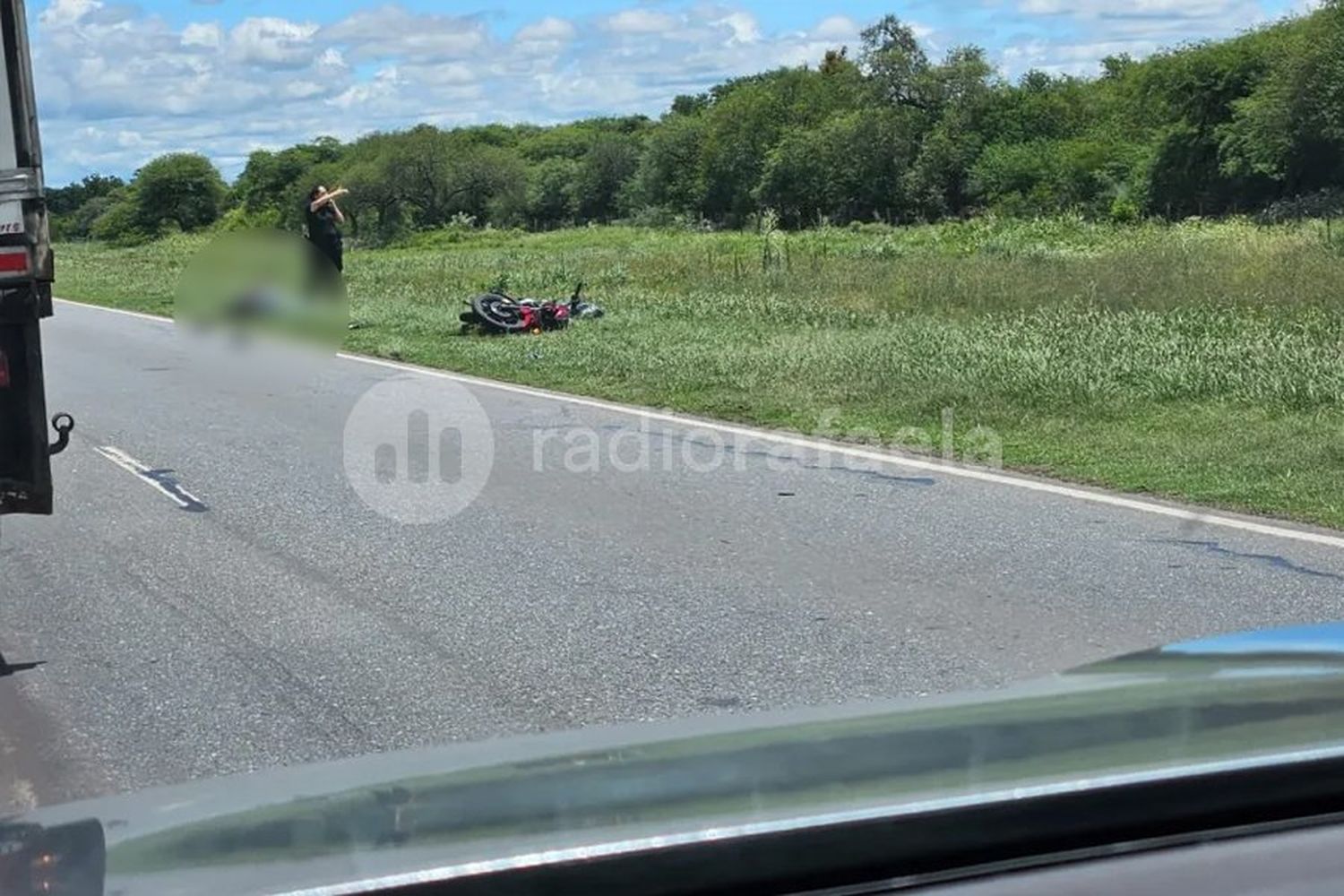 Chocaron a una docente en moto que volvía de la escuela: la auxilió su esposo bombero, sin saber que era ella