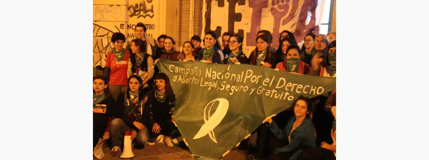 Realizaron un pañuelazo a favor del aborto en el Polivalente de Arte