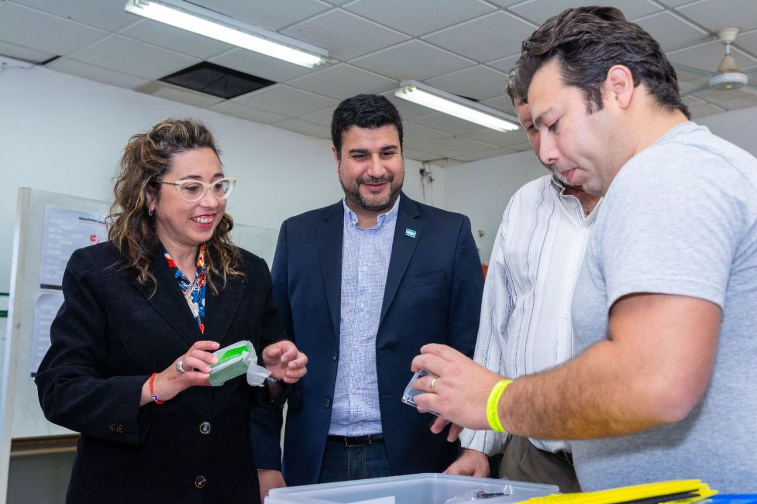 Paola Bravo y Marcos Cleri entregaron kits de Robótica en Venado Tuerto 