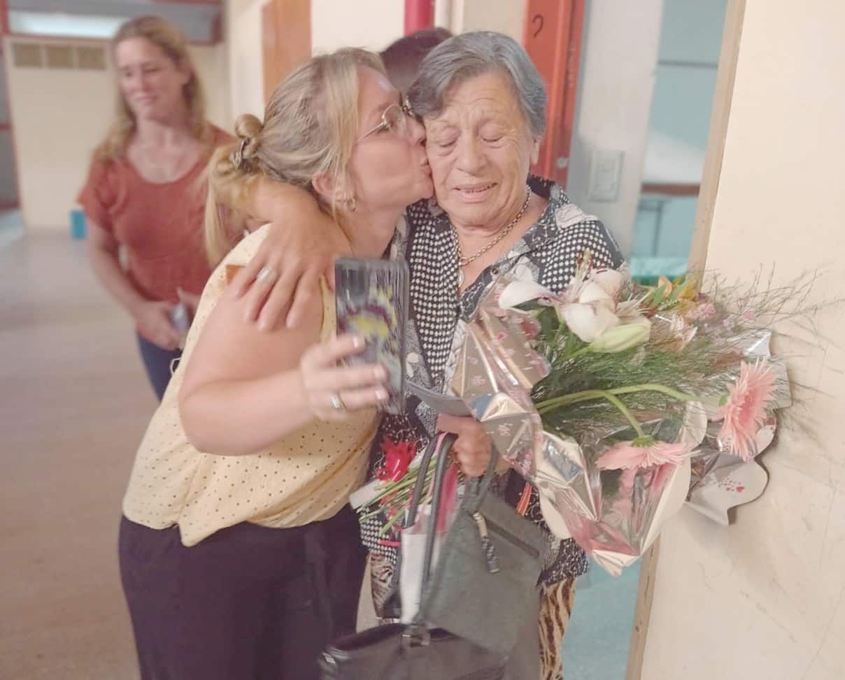 Tiene 79 años y egresó como profesora de lengua y literatura