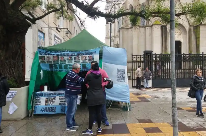 Rigel: familias montaron una carpa en el centro por tiempo indefinido