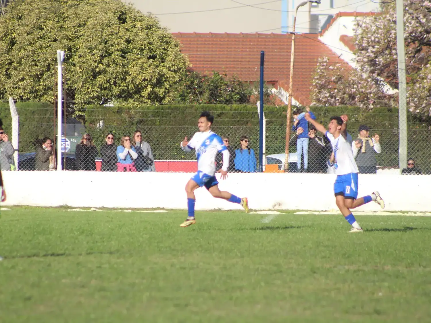 Un golazo de Alan Alfonso le dio el triunfo a Libertad
