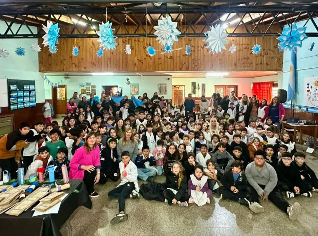 Alumnos de 3° grado de la EP N°19 durante la presentación de su poemario escolar