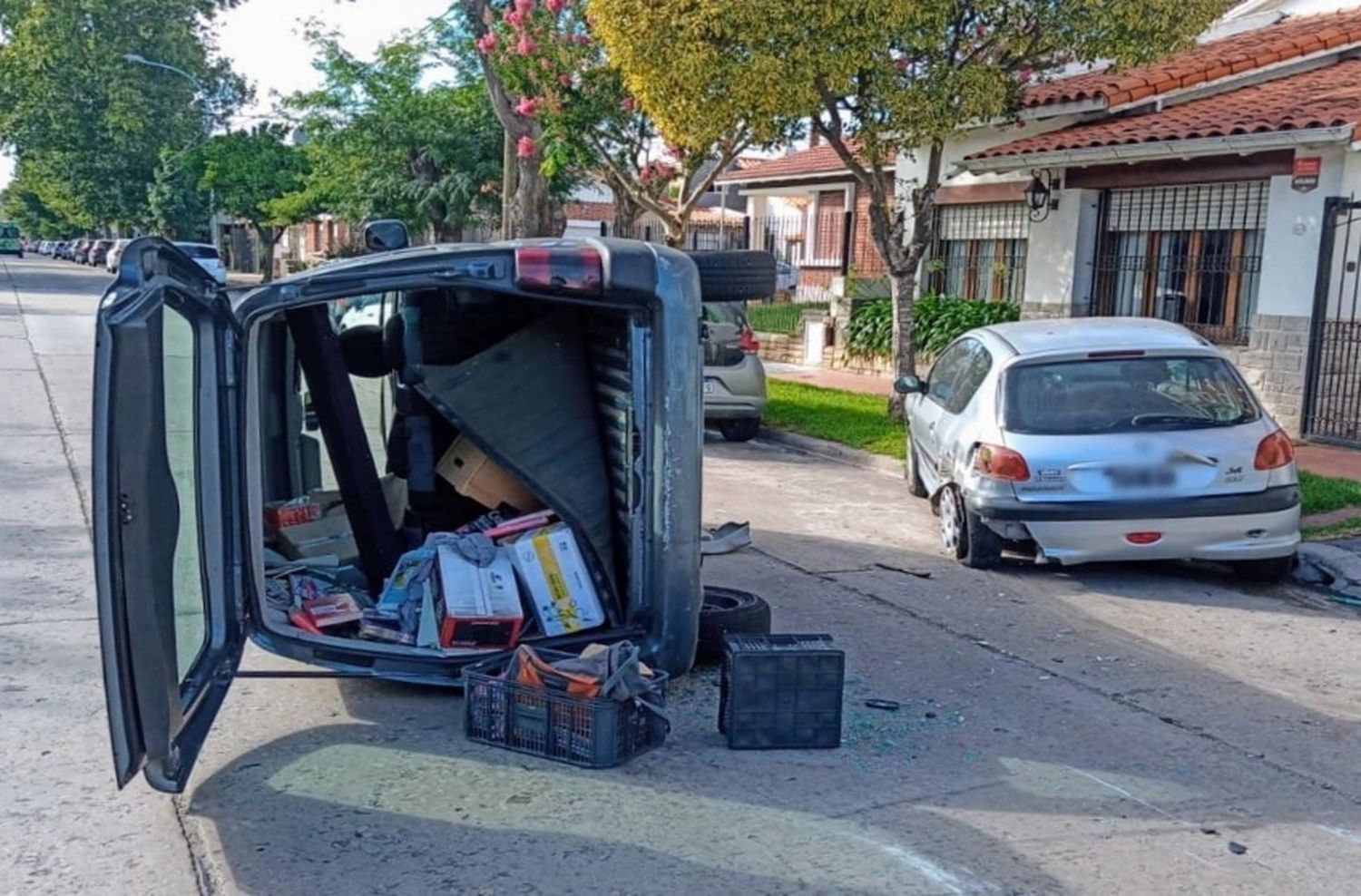 Chocó contra un auto estacionado y volcó