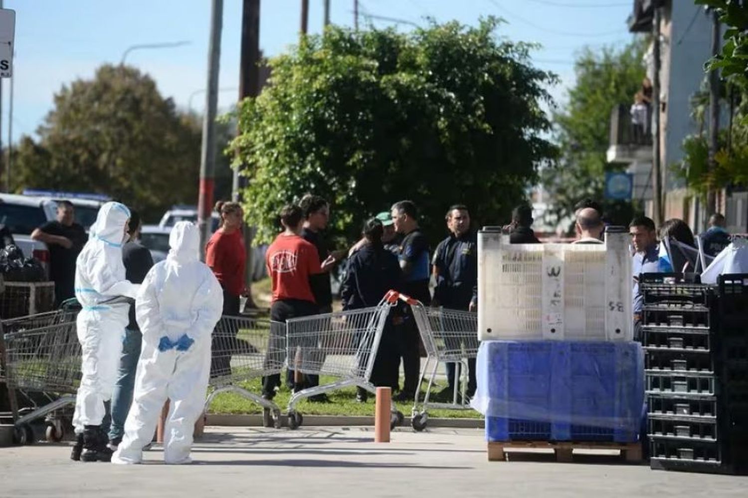 El comerciante bajó con una pistola y enfrentó a los ladrones, quienes intentaron escapar pero uno de ellos fue alcanzado por un proyectil quedando tendido en la vereda del local.