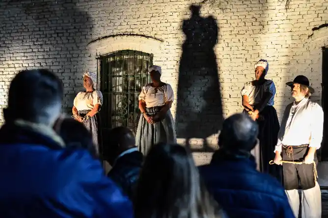 La Capilla de los Negros volvió a emocionar con sus visitas dramatizadas