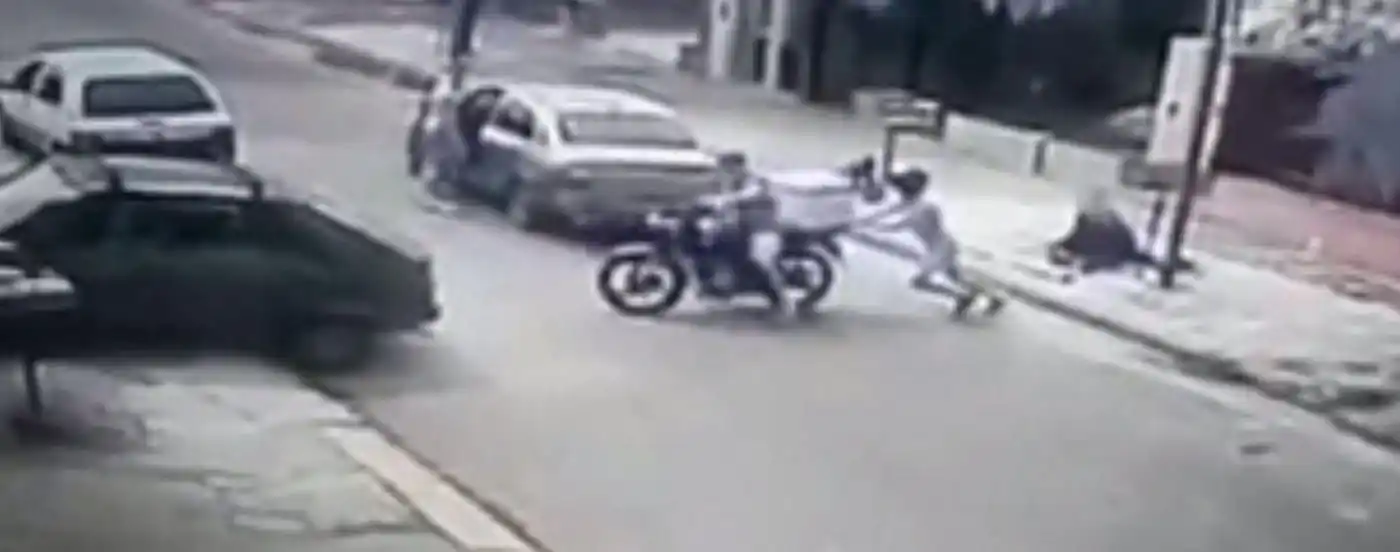 Le roban la moto y los ladrones lo obligan a empujarla porque no podían arrancarla