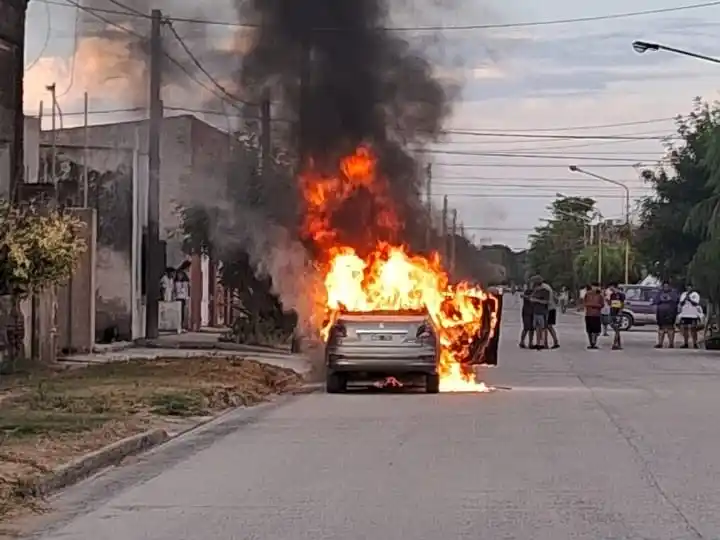 Al advertir la presencia de humo, la conductora detuvo la marcha y salir del auto para pedir asistencia a los Bomberos