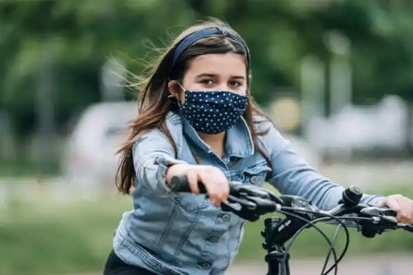 La OMS recomendó el uso de tapabocas en niños a partir de los 12 años