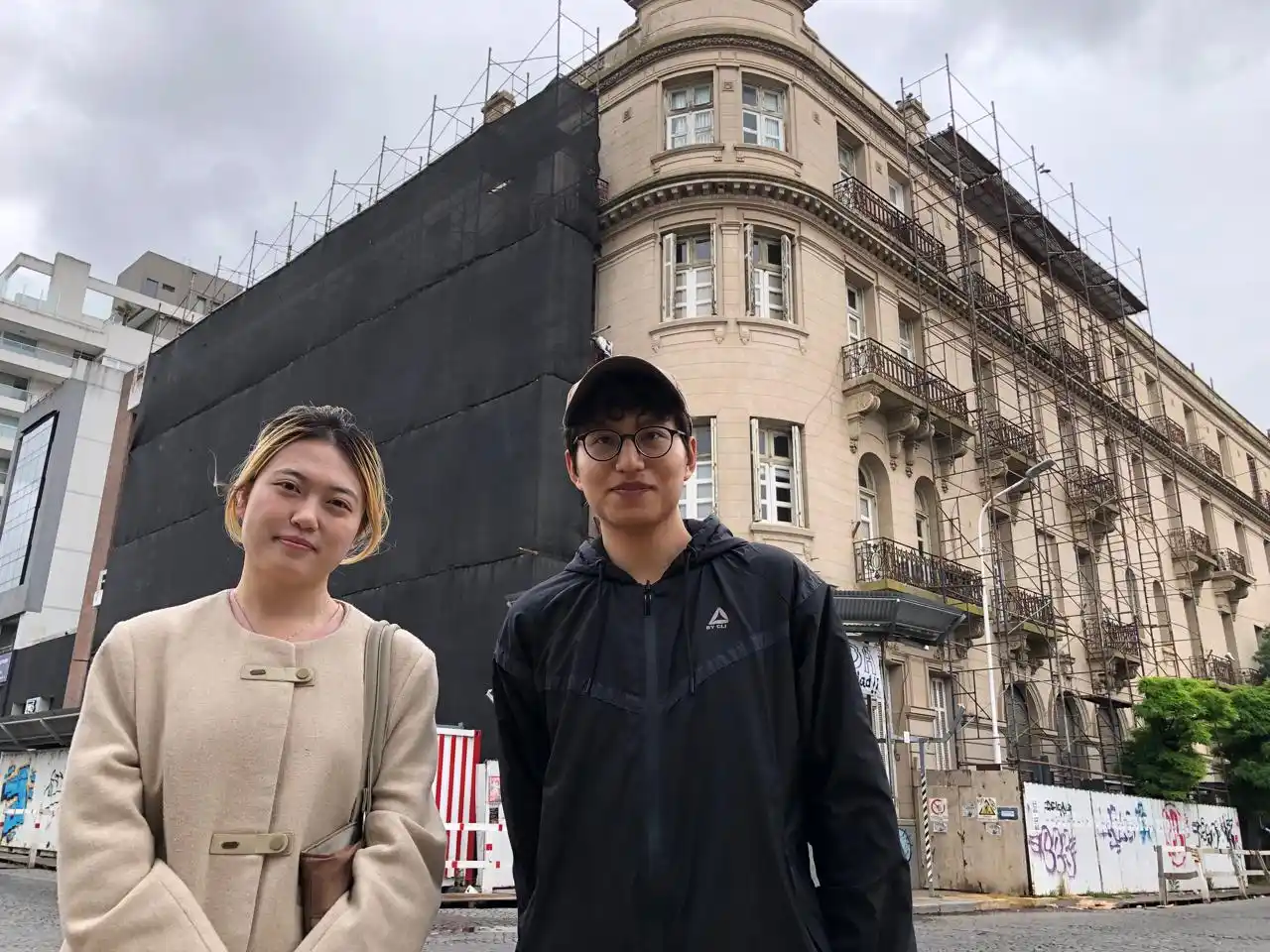 Aurora (Yuening ) y Andrés (Hongliang), frente al Rectorado. Estudian (y enseñan) en Tandil.