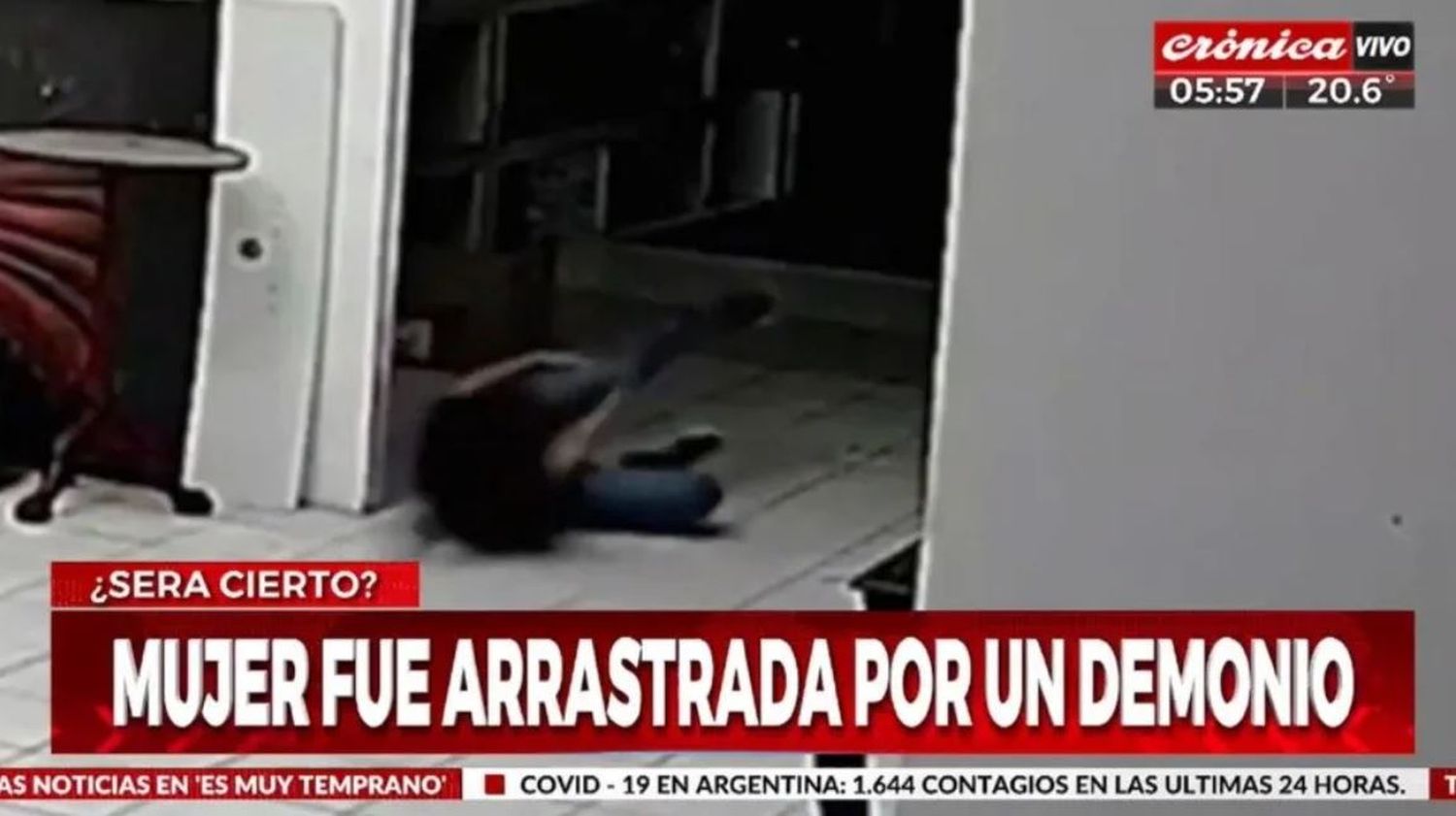 Graban a una mujer que pareciera ser arrastrada por un demonio