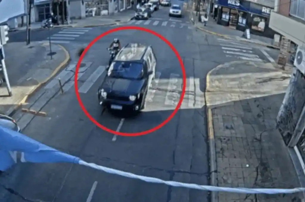 Un abogado discutió con un motociclista, lo atropelló y se fugó