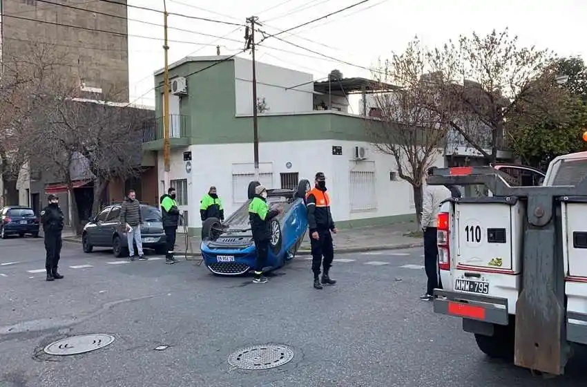 Espectacular choque y vuelco en República de la Sexta dejó tres personas heridas