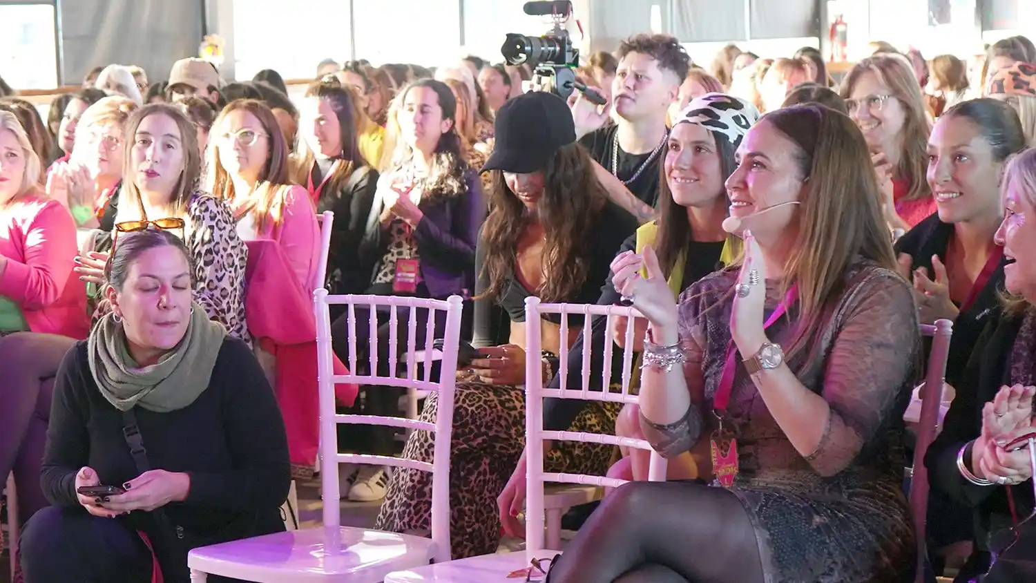 Jimena López. Junto a varias mujeres del público