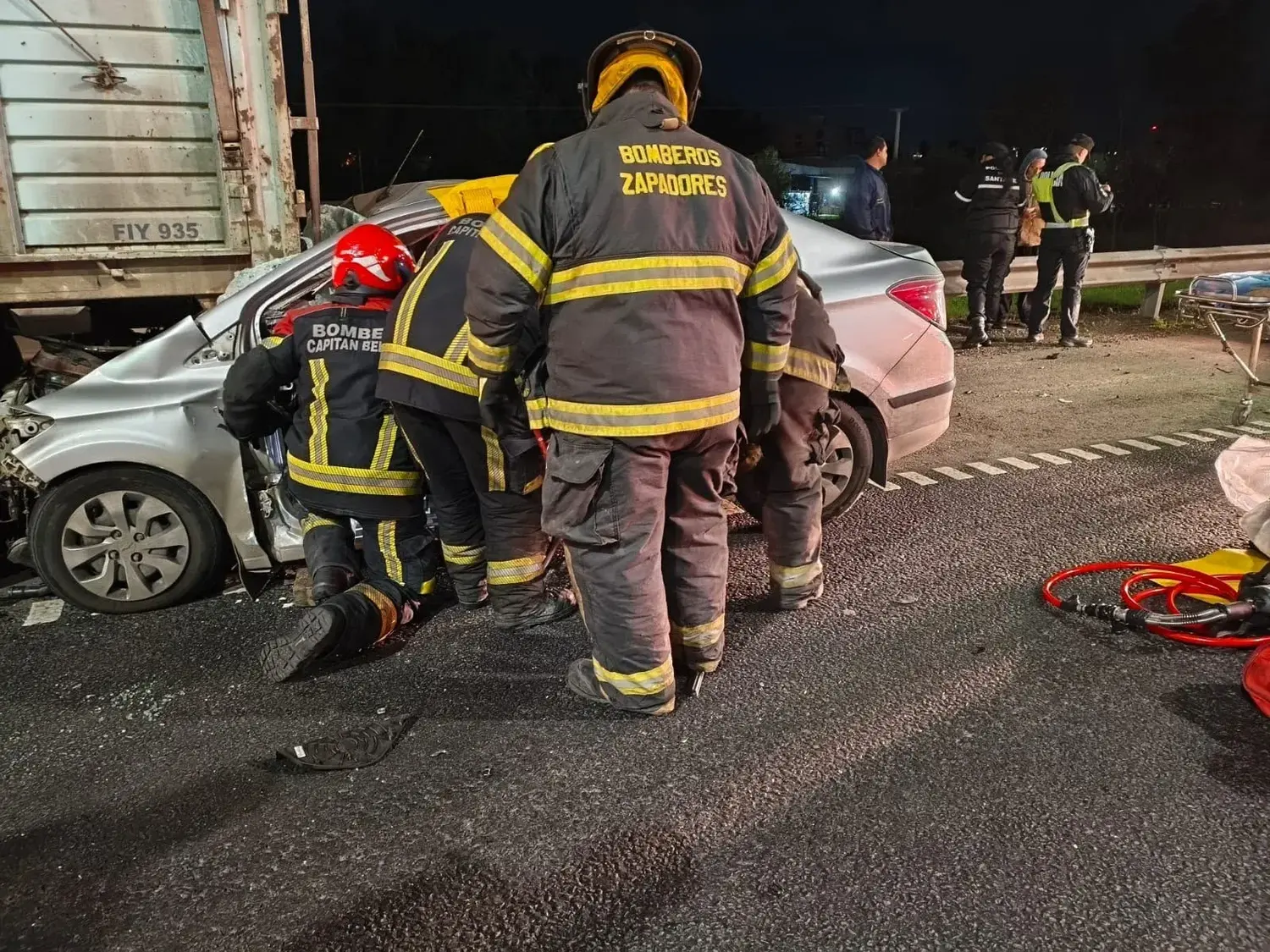 Chocó contra un camión que estaba en la banquina en la autopista Rosario-Santa Fe y quedó internado.
