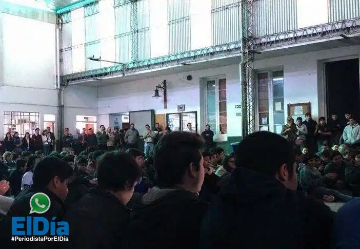 Nueva sentada por el estado del edificio en la Técnica Nº2