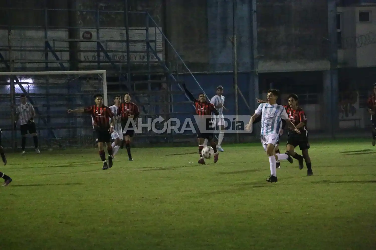 En una fría noche, Juventud Unida se quedó con clásico ante Central Entrerriano