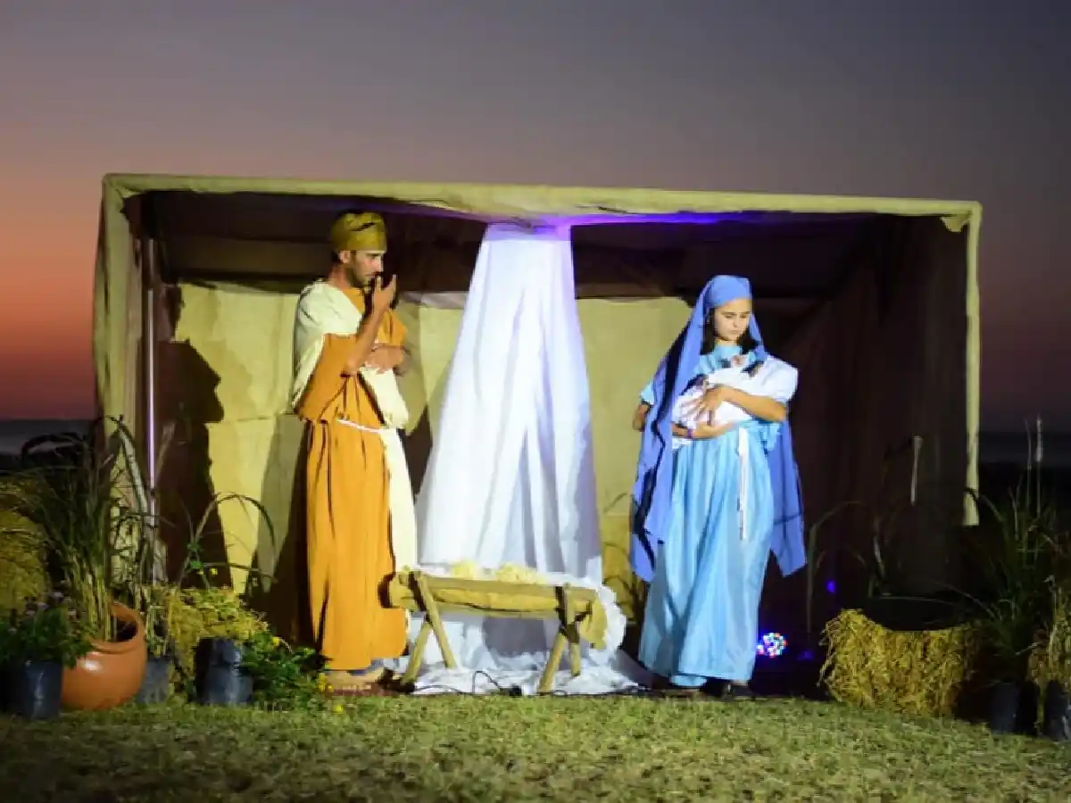 Un pesebre con el mar cordobés de fondo