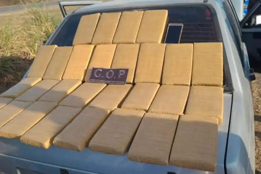 Viajaba en su Fiat Duna y lo detuvieron por sospechoso: tenía más de 30  kilos de cocaína y doble pedido de captura