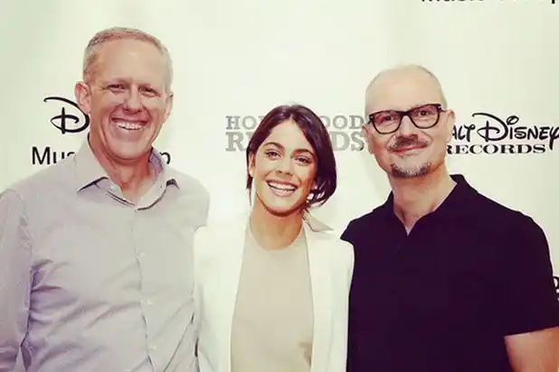 Martina Stoessel firmó contrato para hacer su primer disco solista