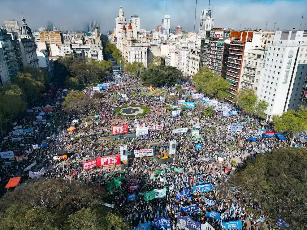 Una multitud se congregó frente al Congreso y celebró el rechazo a los vetos de Milei