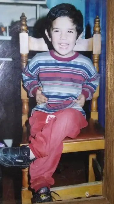 La joven en su niñez, a la que recuerda como 