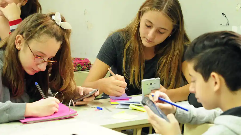 La Provincia “jubila” el boletín papel con la libreta estudiantil digital para el secundario