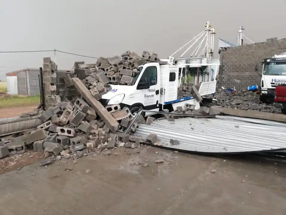 Puán: Fuerte temporal con viento en Darregueira provocó destrozos y cortes de luz
