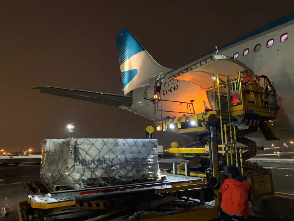 El vuelo de Aerolíneas que trae la segunda tanda de vacunas llegará antes del mediodía a Ezeiza