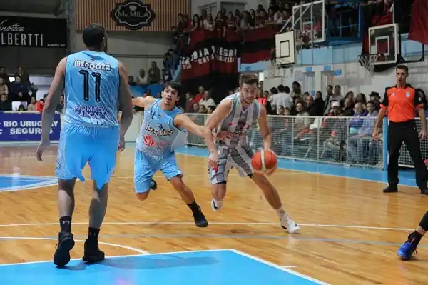 Central se quedó sin cierre, Regatas en la prórroga y estiró la serie