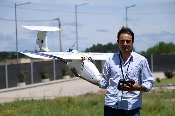 Cambió los costosos drones por aviones para desarrollar trabajos de agrimensura 