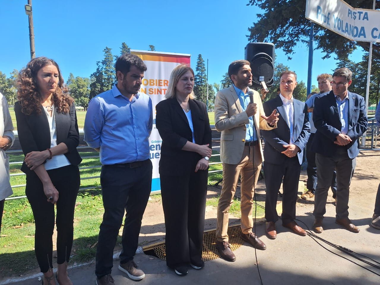Leticia Di Gregorio; Leonel Chiarella; Gisela Scaglia, Maximiliano Pullaro; Lisandro Enrico y José Goity en el Parque Municipal General Belgrano de Venado Tuerto. Foto: Sur24