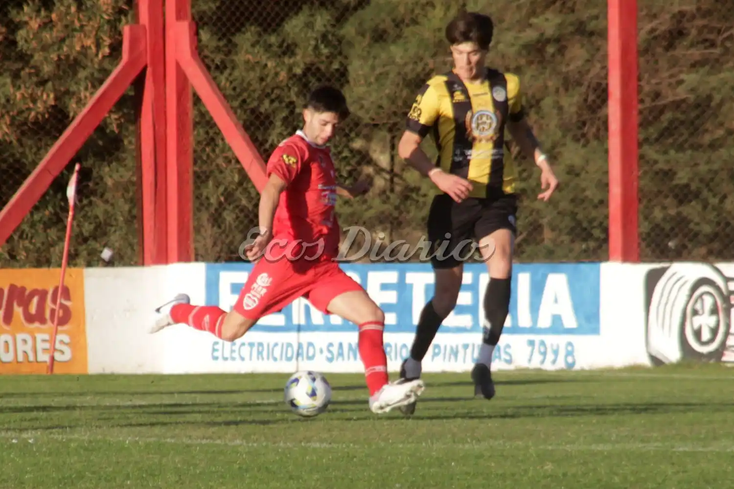 Remate desde afuera del área grande del delantero Mariano Villarreal
