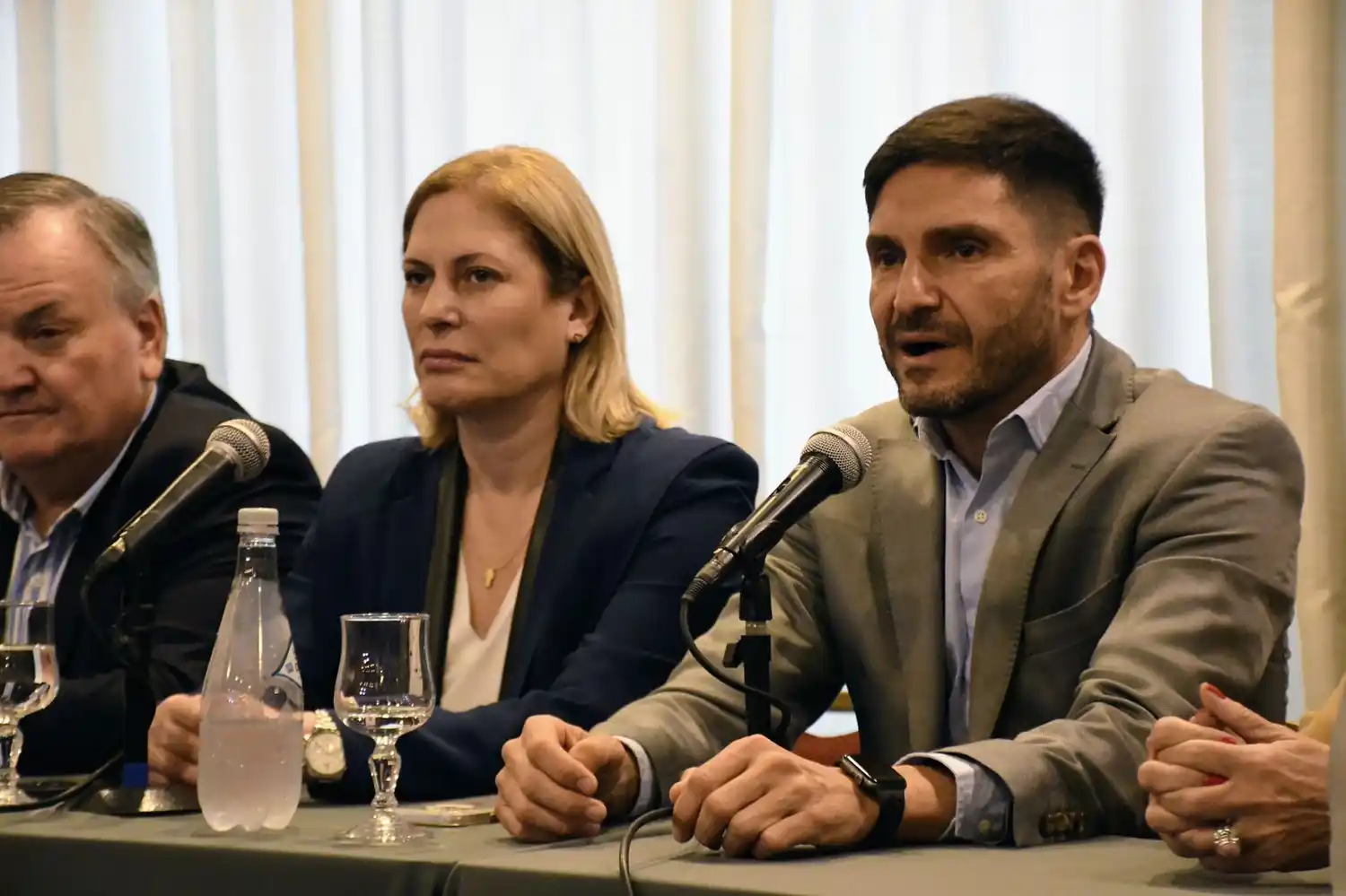 El gobernador electo habló este lunes en conferencia de prensa