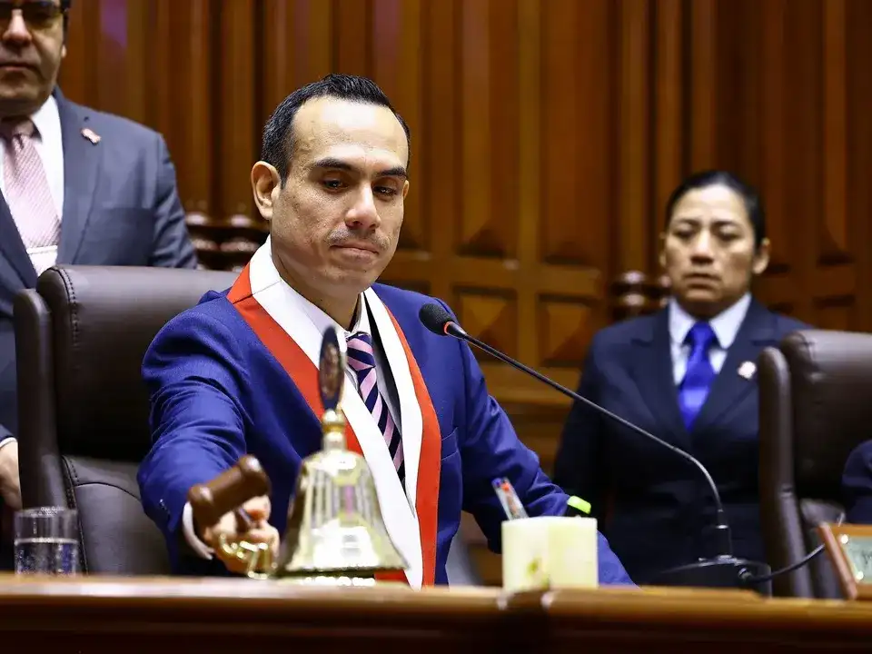 Perú vuelve a entrar en crisis institucional tras la destitución presidencial aprobada por el Congreso