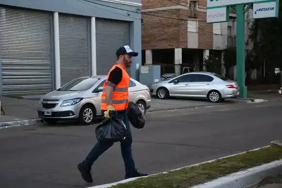 El intendente Azcué salió a recolectar la basura para ver cómo mejorar el servicio